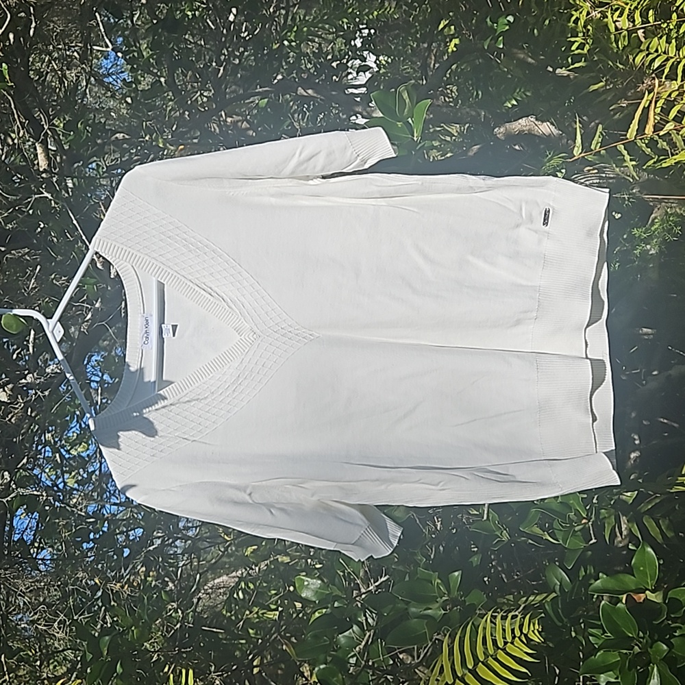 Ladie's Calvin Klein v-neck top size XL